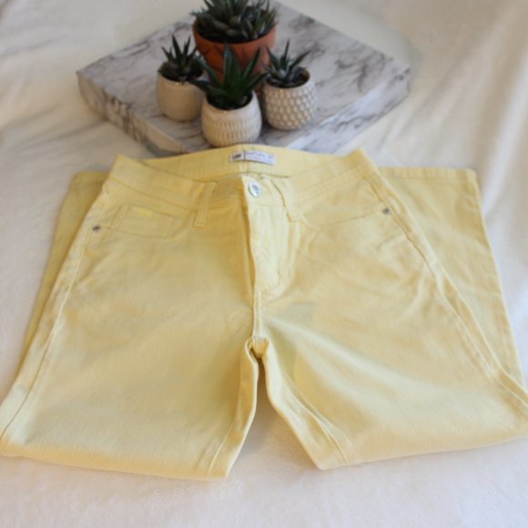 Lee - Natural Fit - Yellow Cropped Jeans - Size 6M - Just Below the Waist - Picture 4 of 4